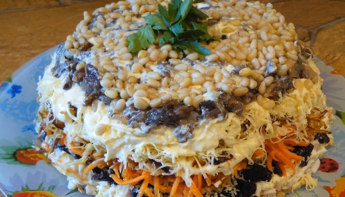 Салат с копченой курицей и маринованными грибами к празднику