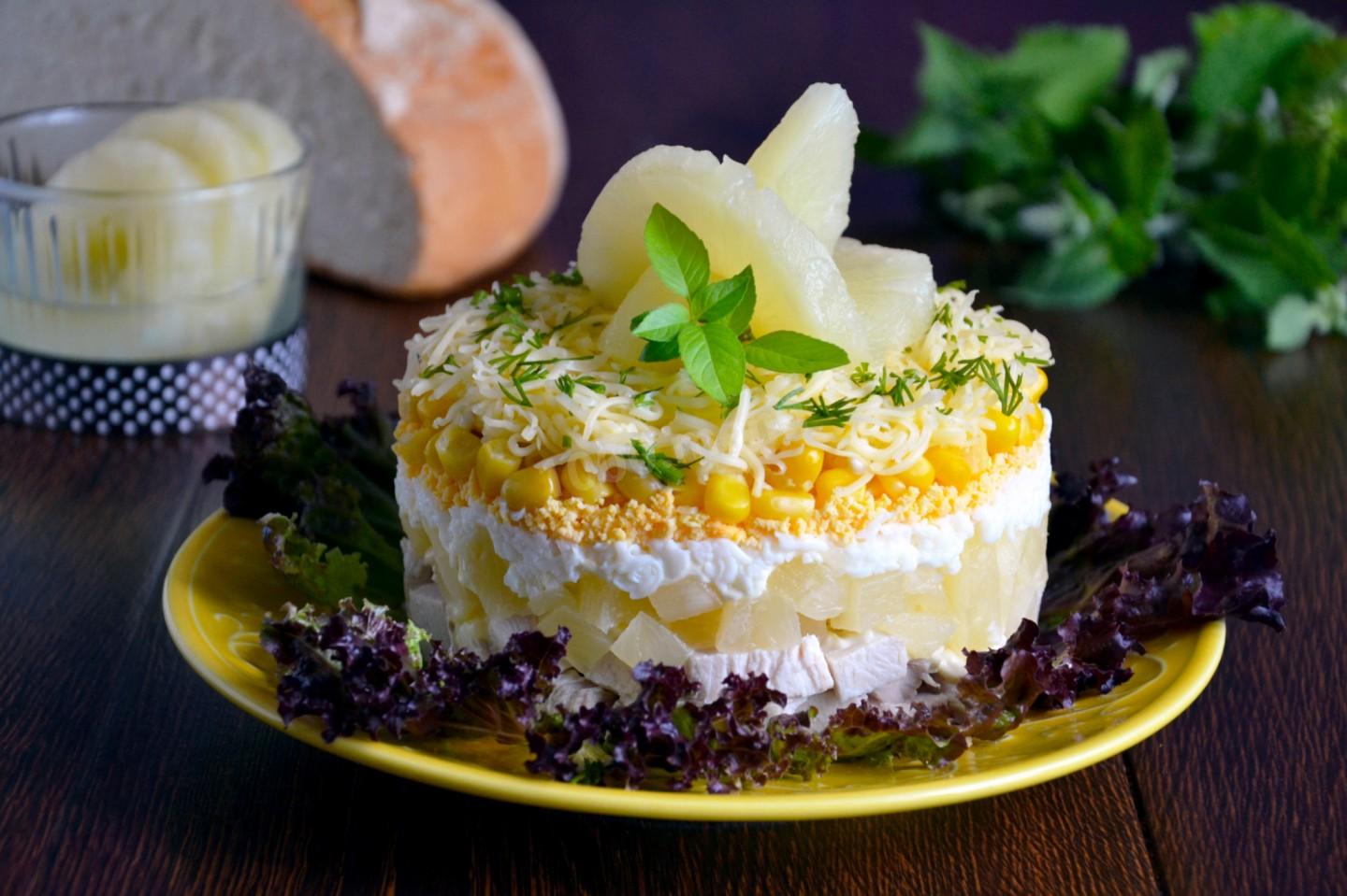 Готовим салат с копченой курицей, кукурузой и ананасом: рецепты с фото