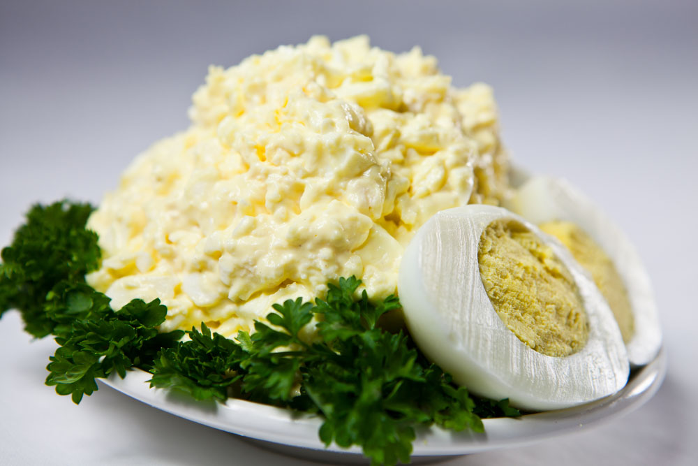 Готовим вкусный салат с кальмарами, яйцом и луком