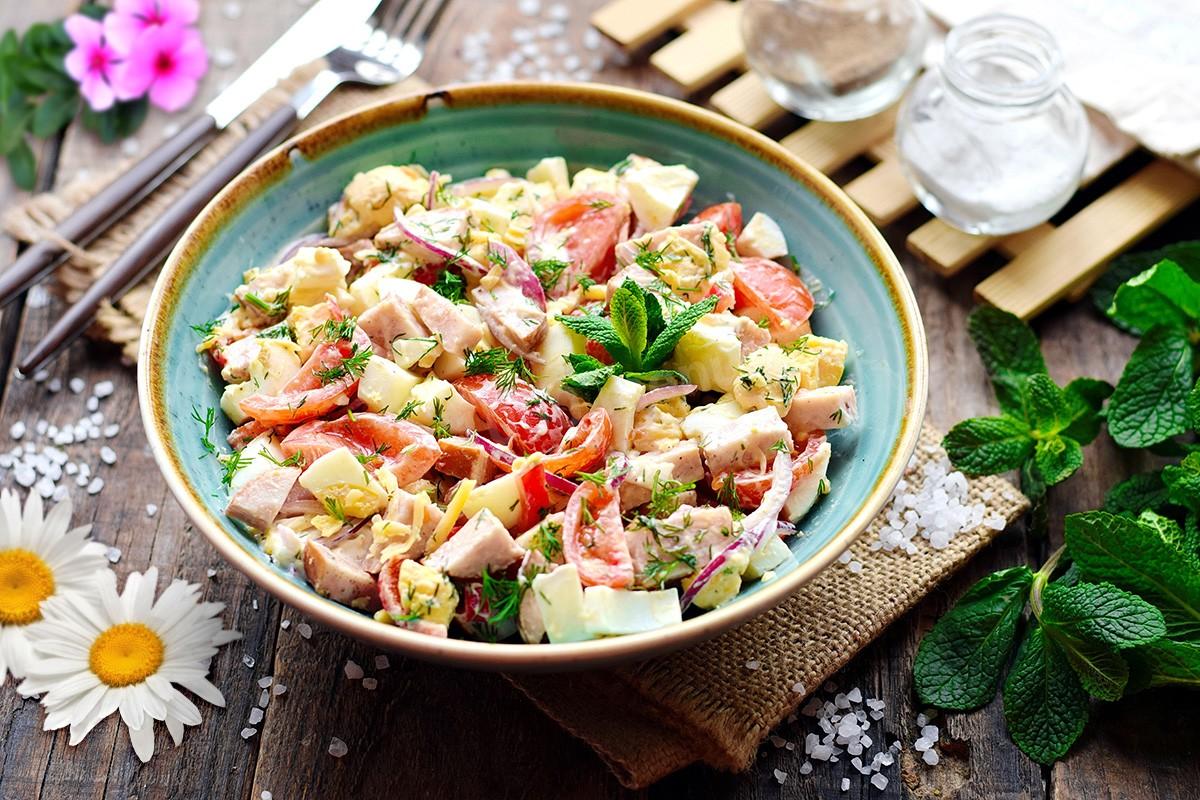 Салат с ветчиной и грибами по самым вкусным рецептам