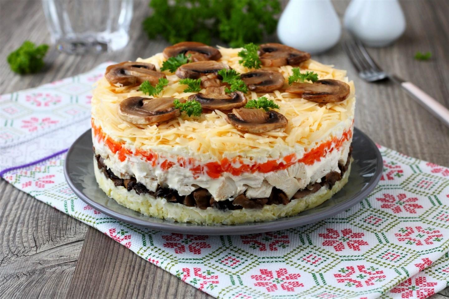Салат с копченой курицей и маринованными грибами к празднику