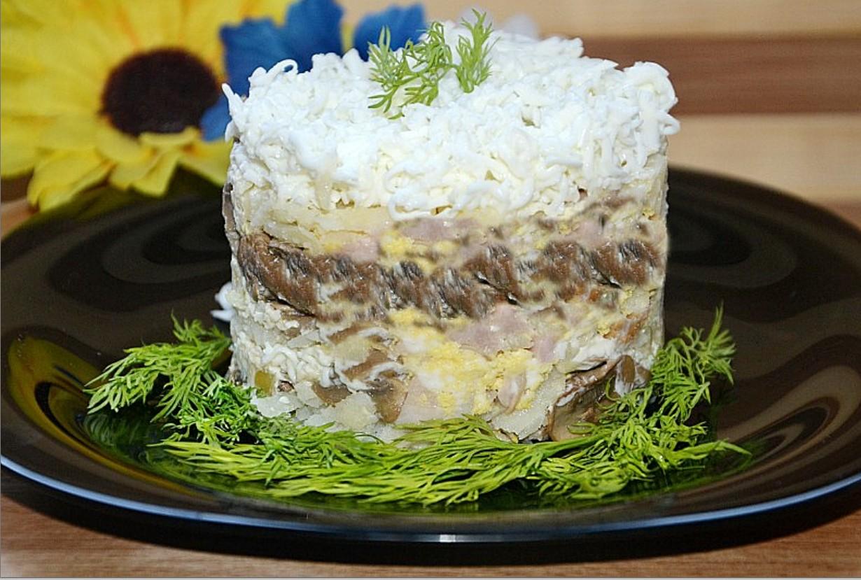 Салат с копченой курицей и маринованными грибами к празднику