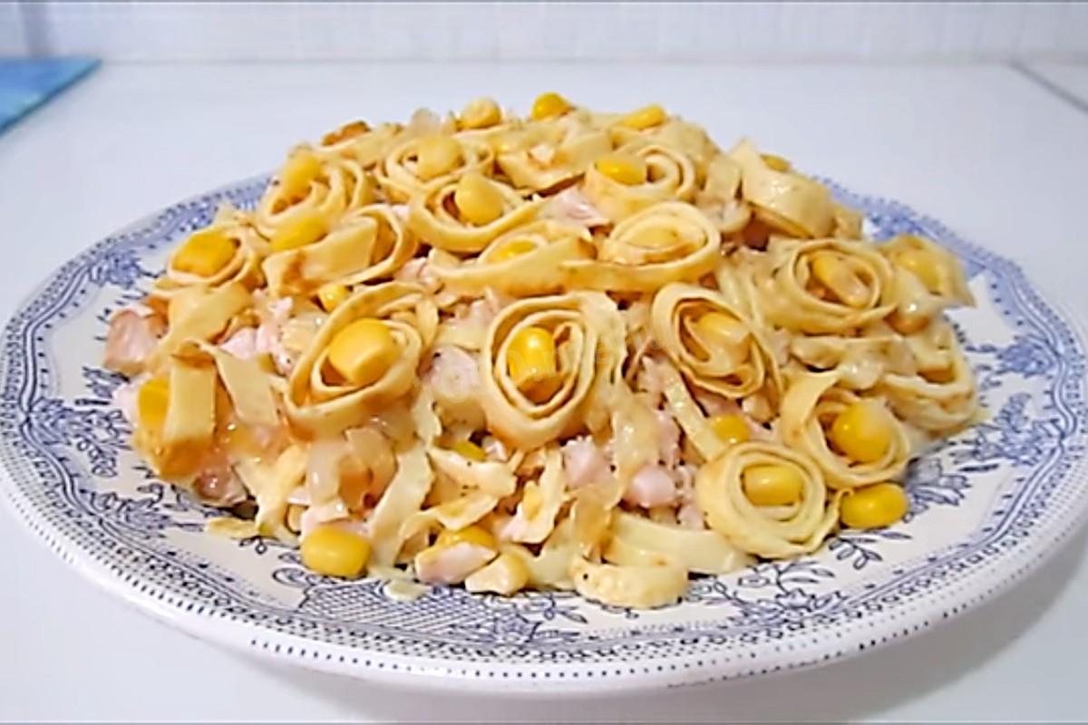Как приготовить салат итальянский с блинами и копченой курицей