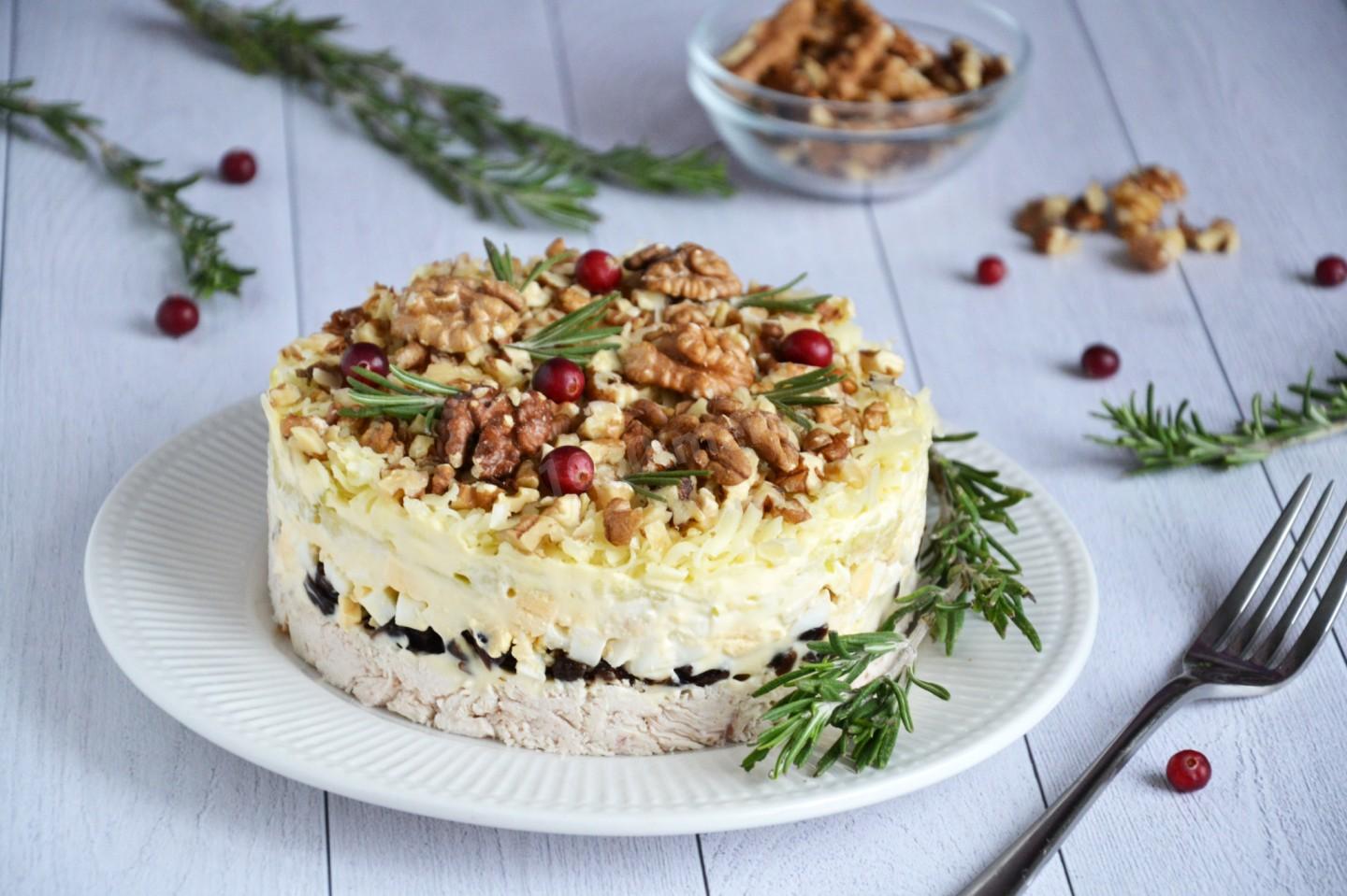 Салат слоями с курицей, грибами, черносливом и орехами