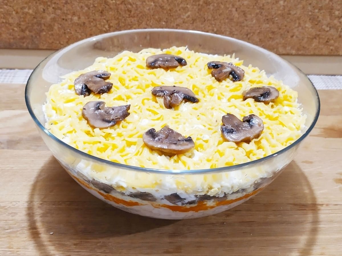 Салат с копченой курицей и маринованными грибами к празднику