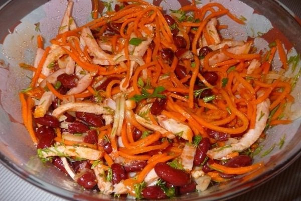 Праздничный салат с куриным филе и морковью по-корейски