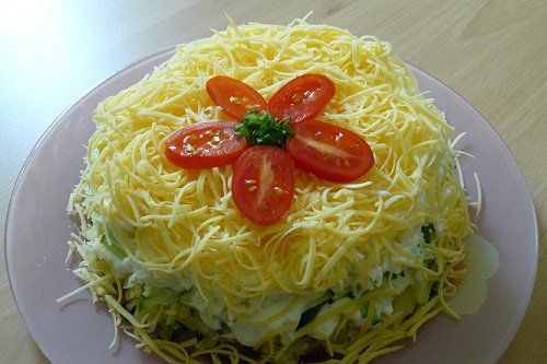 Готовим вкусный салат с куриной грудкой, помидорами и сыром
