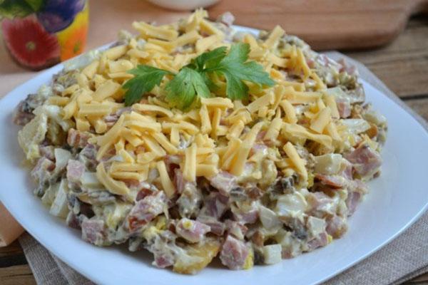 Лёгкий в приготовлении салат с ветчиной, сыром, грибами и огурцом
