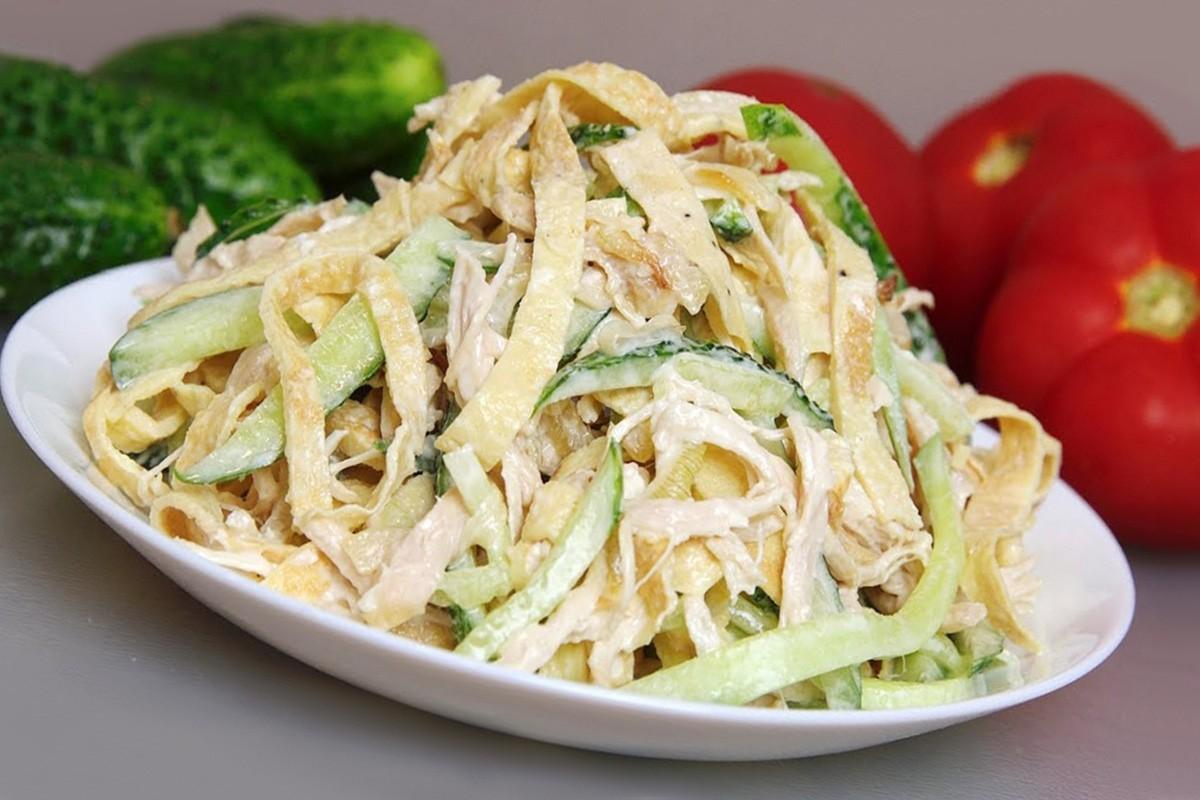 Как приготовить салат итальянский с блинами и копченой курицей