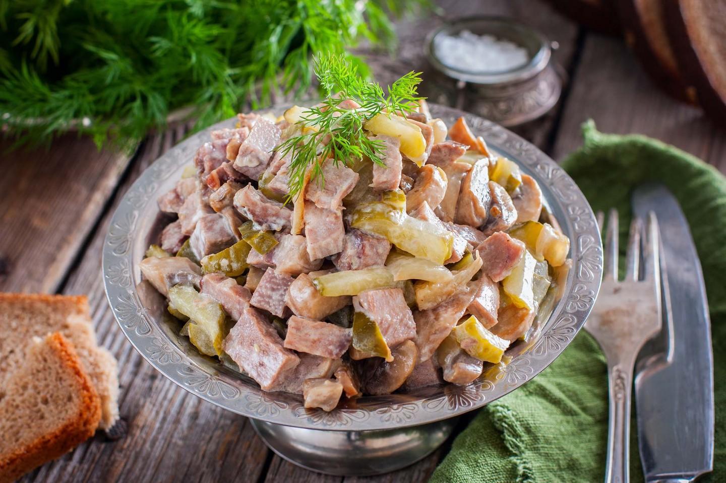 Лёгкий в приготовлении салат с ветчиной, сыром, грибами и огурцом