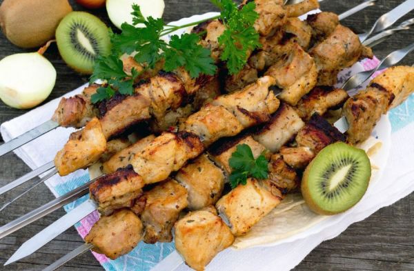 Как замариновать мясо для шашлыка с киви: рецепты