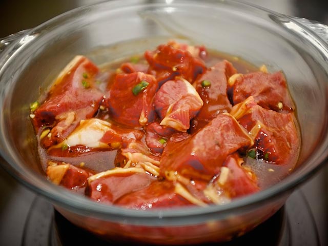 Как замариновать мясо баранины для шашлыка: рецепты маринадов