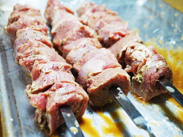 Готовим классический кавказский шашлык из баранин