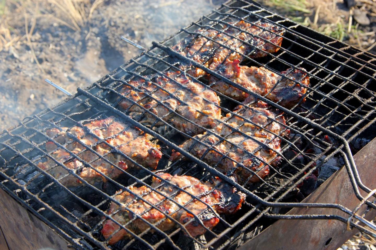 Как правильно жарить шашлык на мангале: какое мясо выбрать