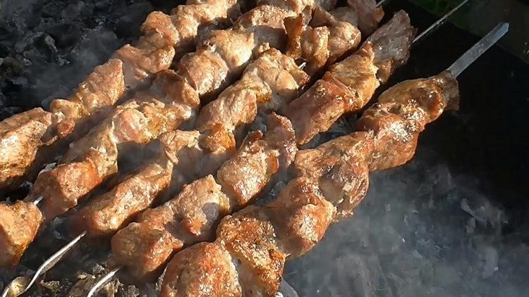 Как замариновать мясо на шашлык в минералке