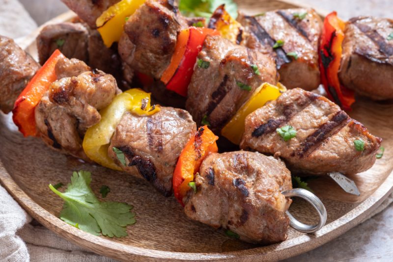 Как замариновать мясо на шашлык в минералке