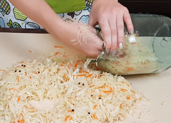 Быстрая капуста квашеная кусочками