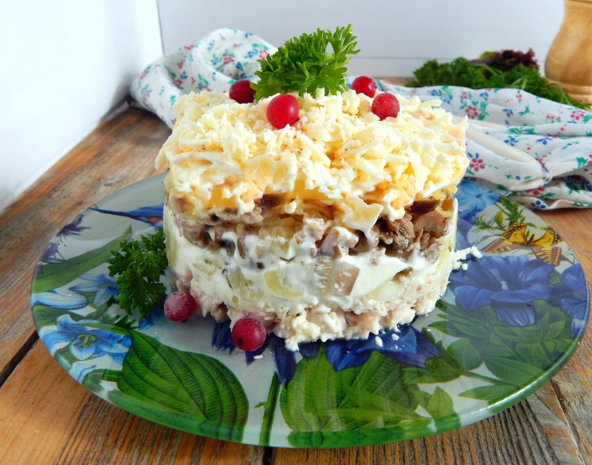 Салат с копченой курицей и маринованными грибами к празднику