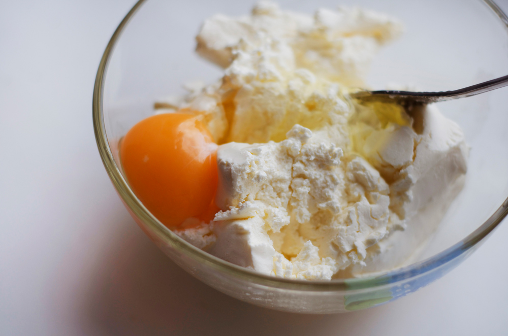 Готовим творожная массу в домашних условиях: с изюмом, с курагой, с клубникой