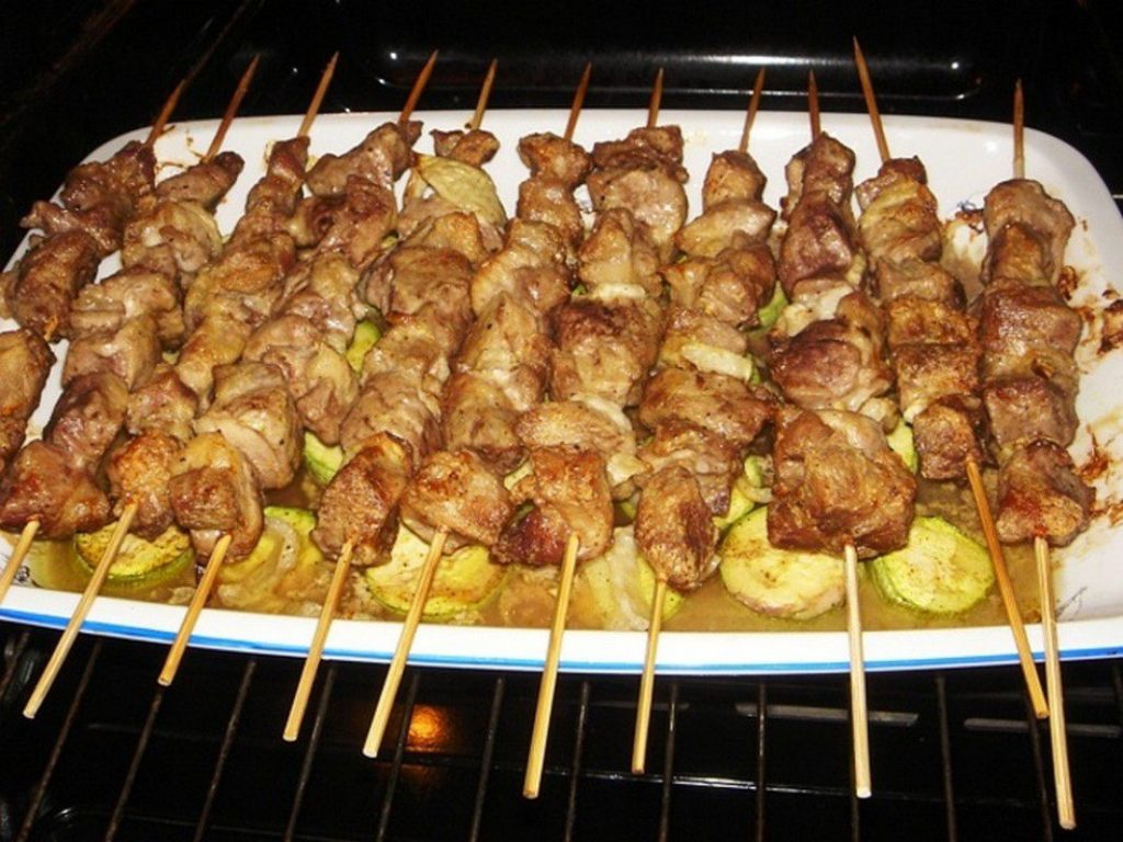 Как сделать сочный мясной шашлык в духовке