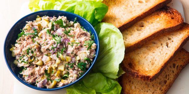 Вкусный салат с консервированным тунцом и яйцом - рецепты