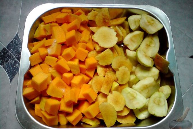 Запеченная тыква в духовке с яблоками, с орехами, с корицей