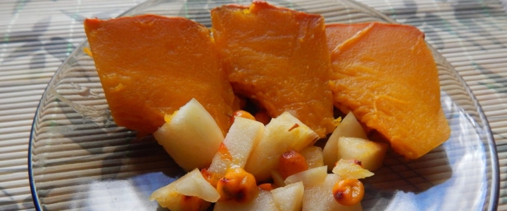 Запеченная тыква в духовке с яблоками, с орехами, с корицей