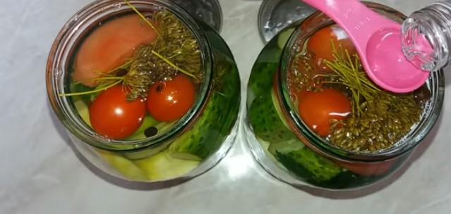 Маринованные огурцы с помидорами