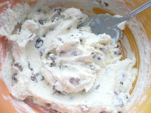 Готовим творожная массу в домашних условиях: с изюмом, с курагой, с клубникой
