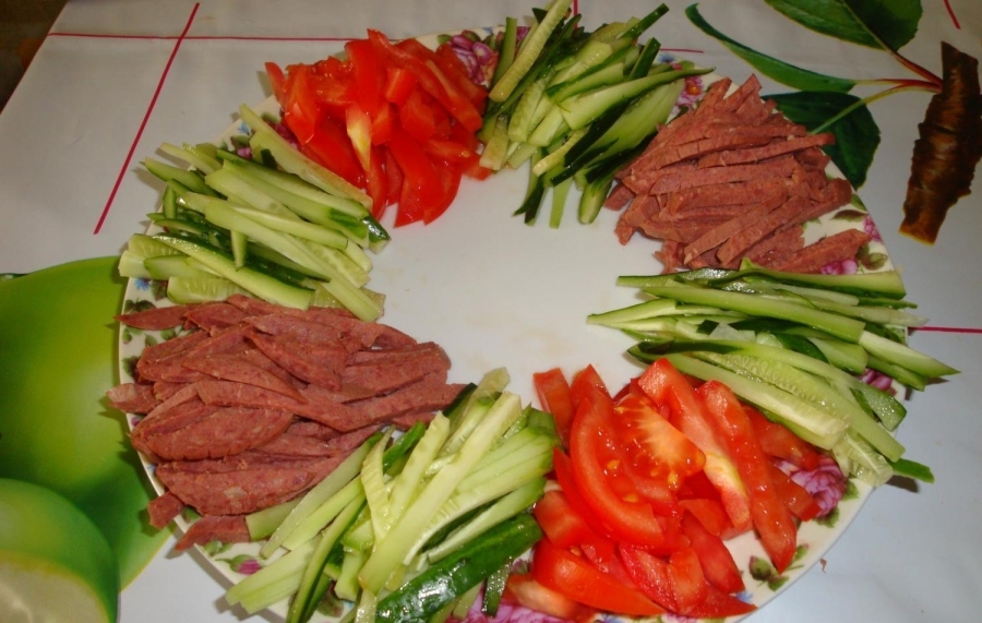 Как приготовить яркий салат радуга кучками