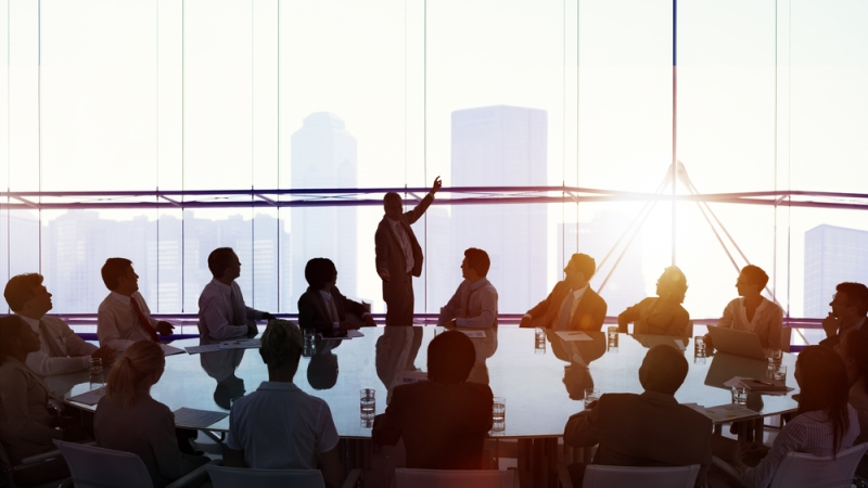 Обсуждение в офисе на фоне яркого солнца.