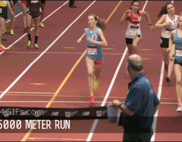 спортсменка перегоняет конкурента и выигрывает забег