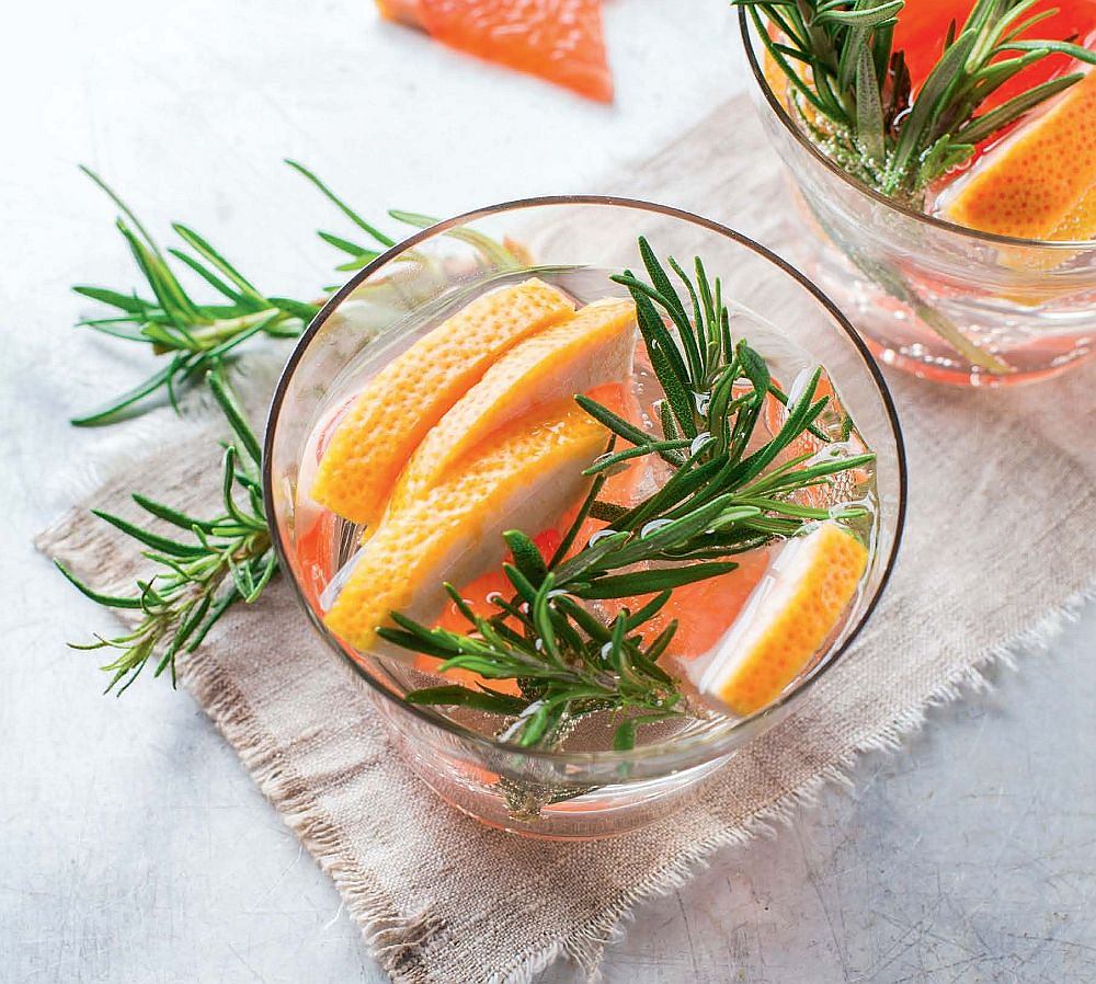 рецепты детокс воды - вкусная освежающая вода с грейпфрутом и розмарином