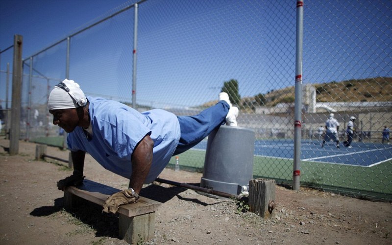 У тебя один день Когда Райан Фергюсон сел в тюрьму Миссури по ошибочному обвинению в убийстве, он создал схему, в которой сосредоточился на выполнении только одного упражнения в день. Смысл в том, чтобы сделать 500 повторов одного упражнения в час. Не имеет значения, на сколько наборов ты разобьешь это число, главное, сделать 500 повторов прежде, чем истекут 60 минут.