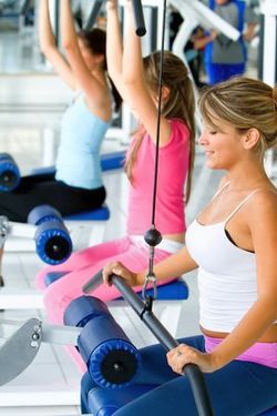 Девушки в спортзале Девушки в спортзале