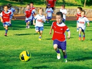 Дети играют в футбол Дети играют в футбол