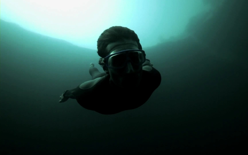 Что происходит с телом при задержке дыхания Когда человек задерживает дыхание на длительное время, его тело проходит через три стадии. Во-первых, из-за повышения содержания СО² в организме у вас появится сильное желание сделать вдох. Если начать ему противиться, в диафрагме начнутся судороги. Это просто способ вашего тела сказать: « Эй, приятель, у нас тут уровень СО² повысился, может хватит уже дурью маяться?». Если вы сможете перебороть эти судороги, начнется вторая стадия, в которой селезенка вольет до 15% свежей богатой кислородом крови в вашу кровеносную систему. У людей это, как правило, происходит, когда организм переходит в шоковое состояние, но у морских млекопитающих, таких как киты и тюлени, постоянно происходит подобная «вентиляция» крови в селезенке. Когда эта богатая кислородом кровь попадает в кровоток, фридайвер перестает испытывать судороги и чувствует прилив энергии. Третий этап – потеря сознания. Мозг использует где-то 20% поступающего в организм кислорода. Когда в мозг поступает сигнал о том, что кислорода в крови недостаточно, он просто отключается. Если это происходит во время погружения водолаза – море станет его могилой. Профессиональные фридайверы учатся распознавать эти сигналы и определять, сколько у них есть времени на погружение. Когда они испытывают судороги, они знают, что в запасе есть еще несколько минут, которые можно провести под водой. Когда в организм фридайвера поступает обогащенная кислородом кровь из селезенки, он понимает, что пришло время всплывать, чтобы не потерять под водой сознание.