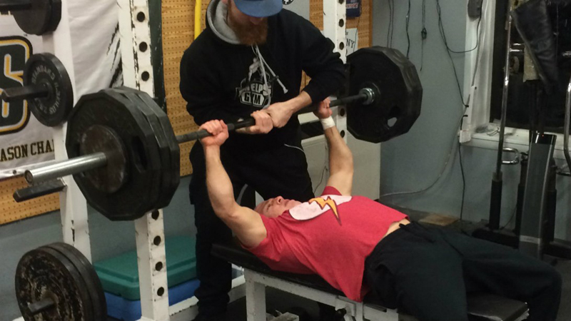 План занятий для ботаников Прекратите лениться и заведите, в конце концов, дневник тренировок. Благо сейчас подобное приложение можно скачать себе прямо на телефон. Хаотичные, не структурированные занятия будут давать очень небольшой «выхлоп». Через пару месяцев отсутствие видимого результата вас, наверняка, разочарует и тренажерный зал будет снова забыт до следующего приступа активности. Грамотные занятия по верной системе позволят, напротив, подходить к зеркалу с удовольствием, тем самым повышая мотивацию.