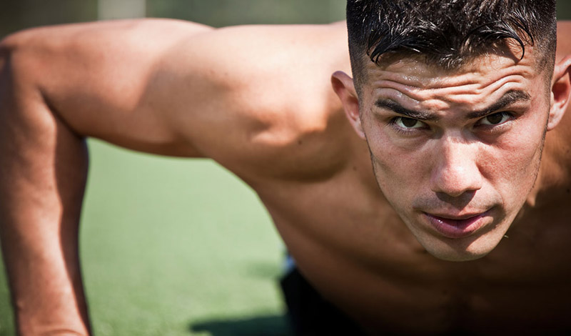 Практикуйтесь ежедневно Сила воли нуждается в тренировках, точно так же, как и любая мышца вашего тела. Ставьте себе ежедневные задачи: небольшие, но обязательно выполнимые. Напоминайте себе, зачем вы это делаете. Такая культивация поможет вам в короткие сроки превратиться из безвольного тюфяка в уверенного, смелого и сильного человека. Ведь что для этого, по большому счету, надо, кроме силы воли?