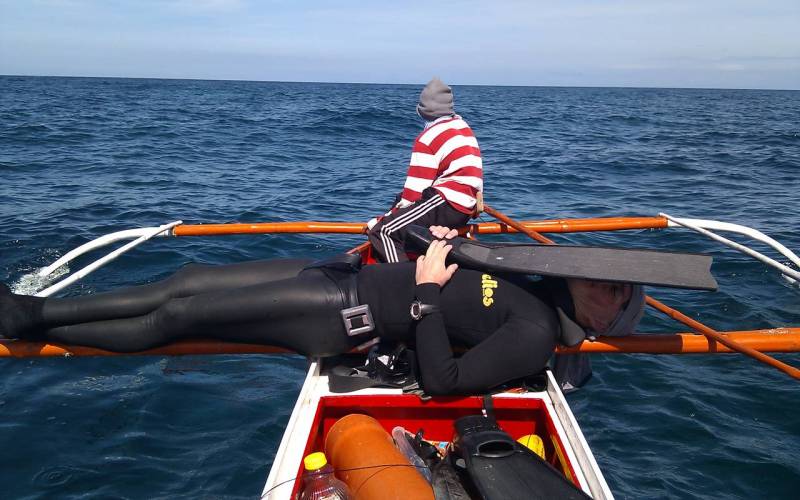 Тренировка статической остановки дыхания Эту методику используют глубоководные водолазы, чтобы приучить легкие выдерживать последствия длительной задержки дыхания. Статическими их называют потому, что во время их выполнения необходимо оставаться на месте, не плавать и вообще не двигаться. Есть две программы тренировки: первая поможет справляться с избытком СО² , а другая позволит увеличить объем легких и, следовательно, количество хранимого в них кислорода.