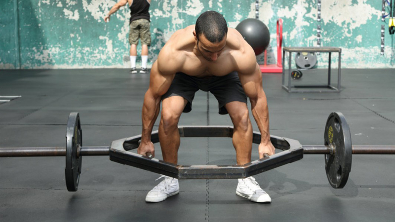 Оставьте свое эго у дверей Многие люди совершенно серьезно рассчитывают, что каждая тренировка вынесет их на пик: больше подходов, больше весов, вперед к рекордам! Само по себе стремление прогрессировать — довольно неплохой толчок к хорошей тренировке. Но, иногда, вы просто не можете показать лучший результат. На то есть десятки причин: усталость мышц, обезвоживание, недосып — и просто выход на плато. Очень важно, чтобы результат даже самого слабого занятия не стал внутренним разочарованием. Не стоит опускать руки, только потому, что день был не удачным. Такой подход — чуть ли не главная причина, по которой человек может вообще бросить заниматься собой.