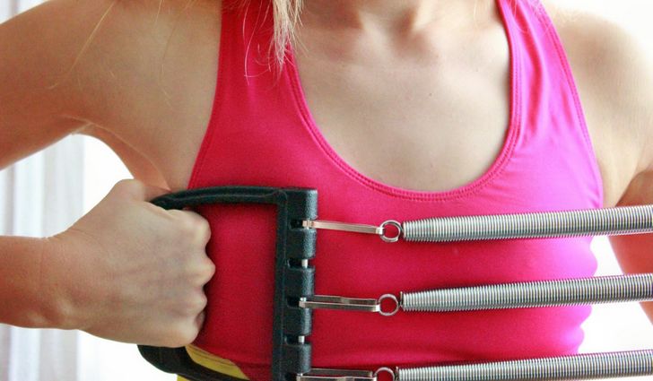 Накачать мышцы рук, используя эспандер Накачать мышцы рук, используя эспандер