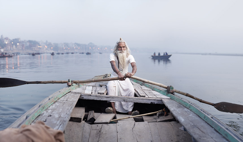 Думайте о последствиях Многие психологи считают, что мысли о возможном провале могут подстегнуть работоспособность человека. Другие же утверждают: секрет успеха кроется только в позитивном настрое. На самом деле, работают оба варианта. Вот только нужно уметь применять их с умом. Когда вы в плохом настроении, цели размыты, а работа кажется неподъемной, думайте о том, что получите в ее результате, чтобы мотивировать себя. И наоборот, когда настроение на высоте и энергии хоть отбавляй, но потратить ее хочется не на работу — представьте себе самый негативный из возможных исходов.