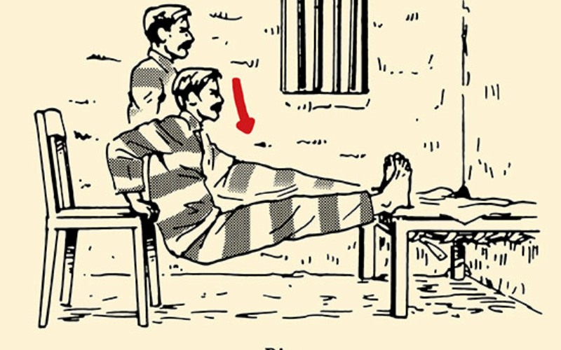 Обратные отжимания Заключенные выполняют обратные отжимания упираясь руками в стул и поставив ноги на пол или кровать. Ты можешь усложнить себе задачу, поставив себе на колени разные тяжелые предметы. С помощью обратных отжиманий ты проработаешь свои трицепсы, мышцы груди, плеч и корпуса.