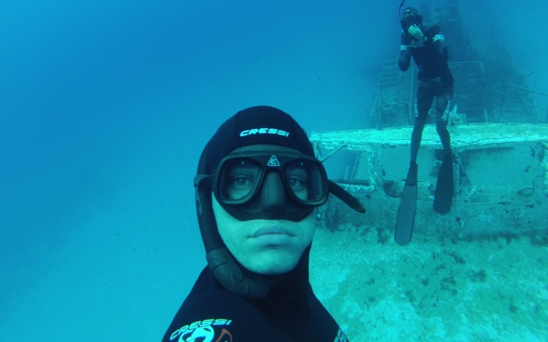 Делайте как можно меньше движений Движения тела расходуют драгоценный кислород, так что если вы хотите научиться действительно надолго задерживать дыхание, учитесь оставаться неподвижным как можно дольше. Теперь вы знаете, как профессиональные фридайверы тренируются задерживать дыхание. При выполнении этих рекомендаций ни в коем случае нельзя спешить, прибегать к гипервентиляции легких и не залезайте в воду, пока не будете уверенно их выполнять на суше.