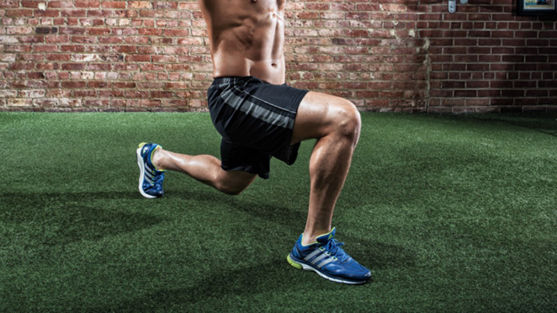 Разминка подождет Никогда не стоит недооценивать влияние хорошей разминки на тренировку в целом. Если схватить штангу, только выскочив из раздевалки — обычная для вас практика, то стоит всерьез приготовиться к скорой травме. Это лишь вопрос времени. Кроме того, разминка помогает вашим мышцам более оперативно реагировать на последующие нагрузки. В результате, тренировка в целом приносит больше пользы.