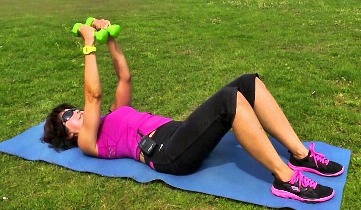 Какие упражнения с гантелями выполнять женщинам Какие упражнения с гантелями выполнять женщинам