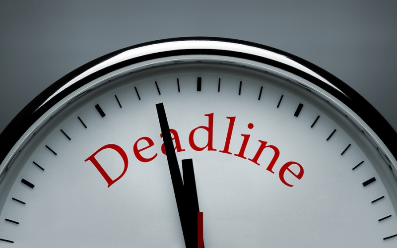 Назначайте себе дедлайны Каждый, кто учился в университете, знает, что такое зубрежка в последнюю ночь перед экзаменом. В такой ситуации вы стараетесь выжать из себя максимум продуктивности, не обращая внимания на отвлекающие факторы, и при этом ваша сила воли испытывает дополнительную нагрузку. Как показывают исследования, этот принцип прекрасно работает, когда мы ставим дедлайны сами себе. Выберете дело, которое давно откладывали, поставьте себе крайний срок для его выполнения и стремитесь следовать ему.