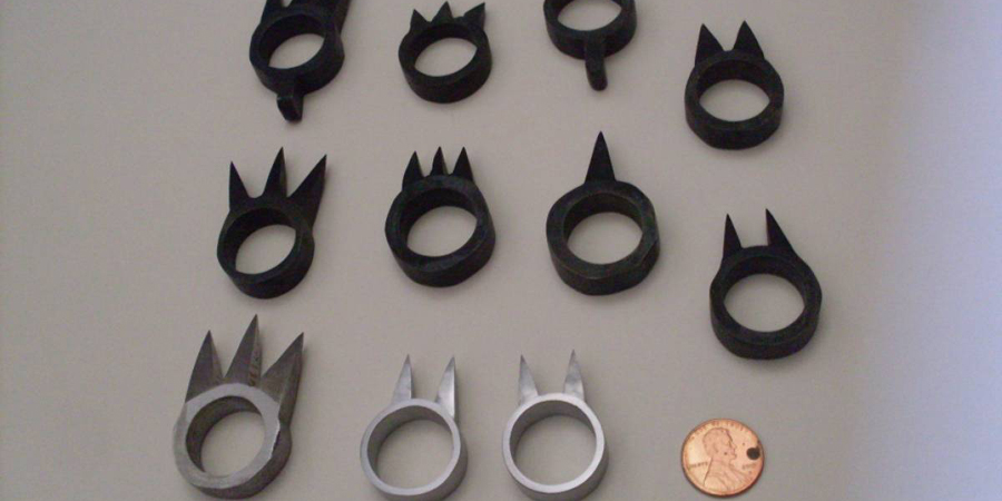 Какутэ Оружие-кольцо, которое носили, как правило, на среднем пальце. Шип был обращен внутрь, что обеспечивало внезапность нападения. Иногда его обмазывали сильнодействующим ядом.