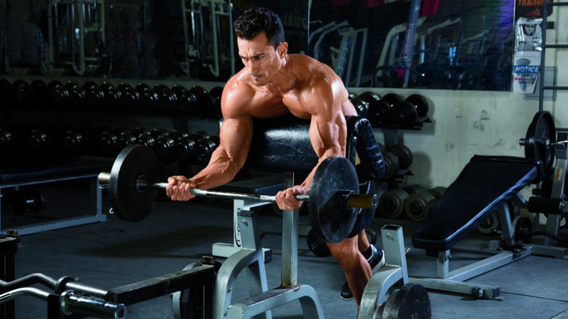 Освою технику в процессе Фитнес-тренеры не зря едят свой хлеб: понимание того, как работает тело, дает возможность выполнять упражнение правильно и нагружать нужную группу мышц — а не, к примеру, свой хрупкий позвоночник. Не стоит и браться за снаряд, если вы в точности не знаете, что с ним делать. В лучшем случае мышца будет просто работать с предельно малым КПД. В худшем — повидаетесь с семейным доктором.